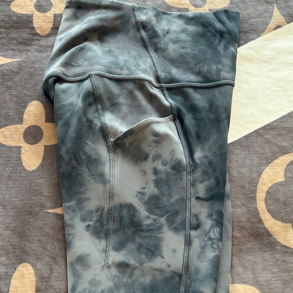 Lululemon Gray Camouflage Leggings with pockets great condition size 2